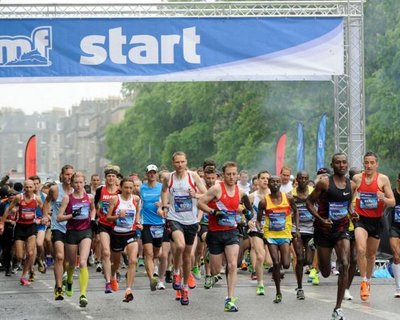 people running at the start of Edinburgh Marathon