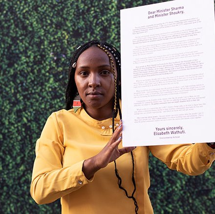Climate Activist Elizabeth Wathuti holding up a letter to world leaders
