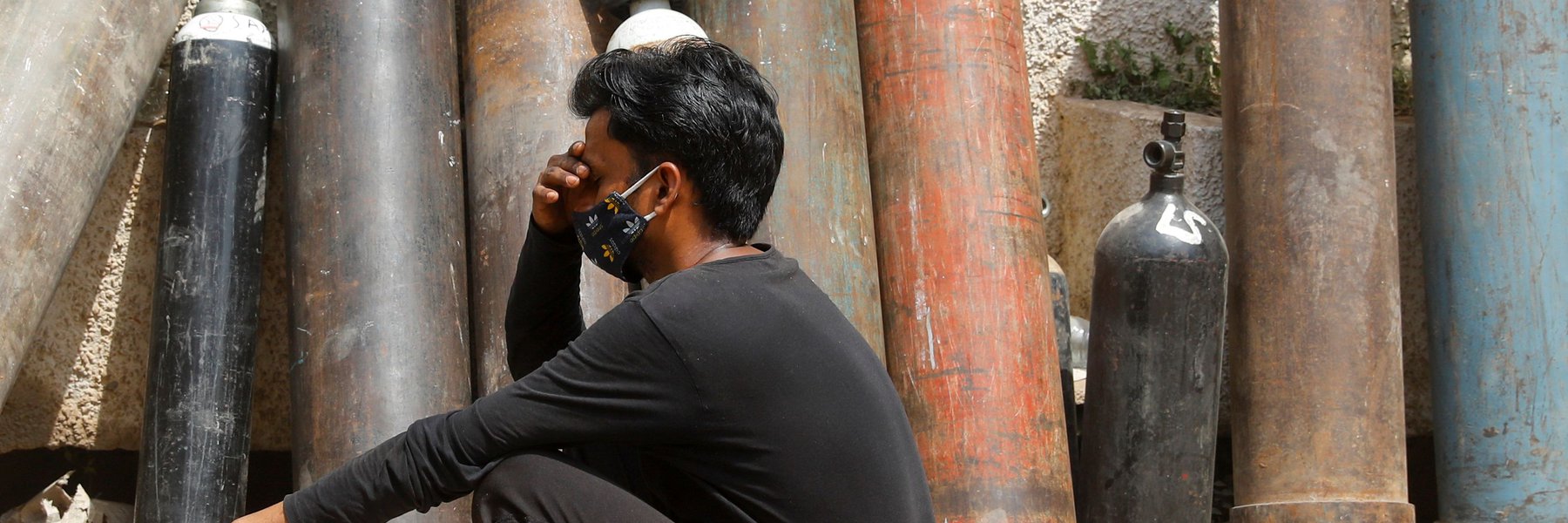 A man waits to get his oxygen cylinder refilled outside a factory in Delhi. Photo: Adnan Abidi/Reuters