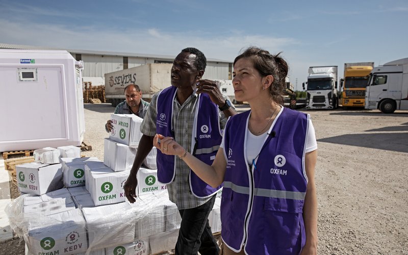 Oxfam Staff members of KEDV discussing how to efficiently coordinate emergency support in the camp at Hatay, Turkiye.