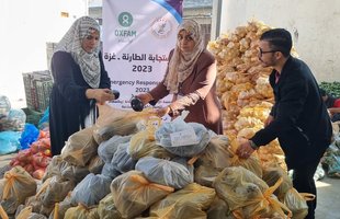 Oxfam's partner staff from the Palestinian agriculture Relief Committee (PARC) preparing food parcels (vegetables) being distributed in Southern Gaza Strip as part of Oxfam's emergency response to the crisis in Gaza.