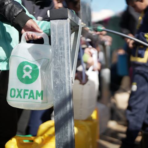 Displaced people in Rafah in South Gaza to use the newly installed desalination units Oxfam and local partners provided.