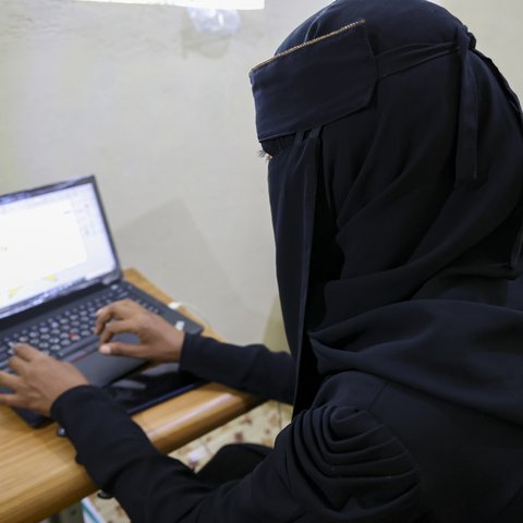 25-year-old mobile technician Nahla Abdo starts fixing her customer’s device in Al-Ma’afer district, Taiz governorate, Yemen.