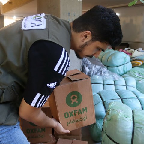Mohammad Zohbi distributing hygiene management kits to displaced people at a collective shelter in Tripoli, North Lebanon.