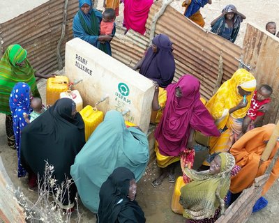 Program participants collect water from an Oxfam-constructed water tank in Beledweyne, Somalia