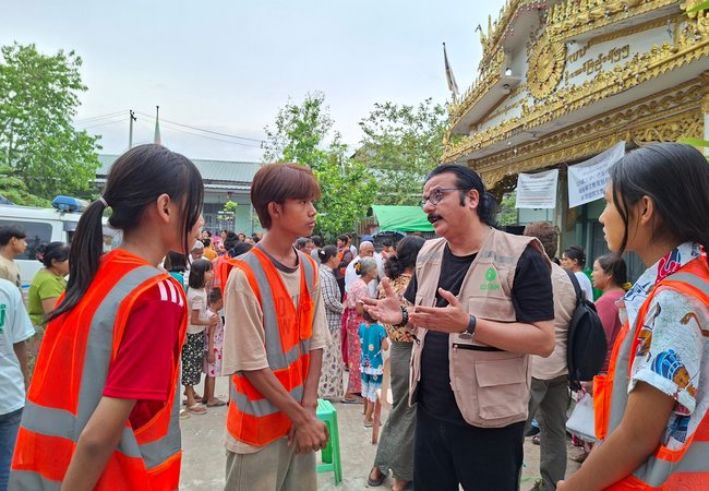 Oxfam country Director Rajan Khosla talking with young volunteers in Mandaley, Myanmar