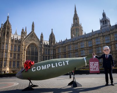 Oxfam’s ‘Keir Starmer’ Big Head appeared outside the UK Parliament with a 16-foot replica MK-84 bomb.