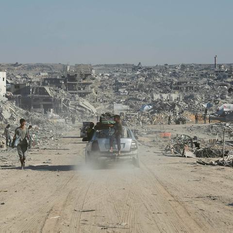 Photograph of people returning to Gaza City after the ceasefire was declared in Gaza City