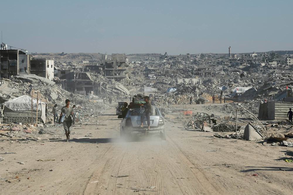 Photograph of people returning to Gaza City after the ceasefire was declared in Gaza City