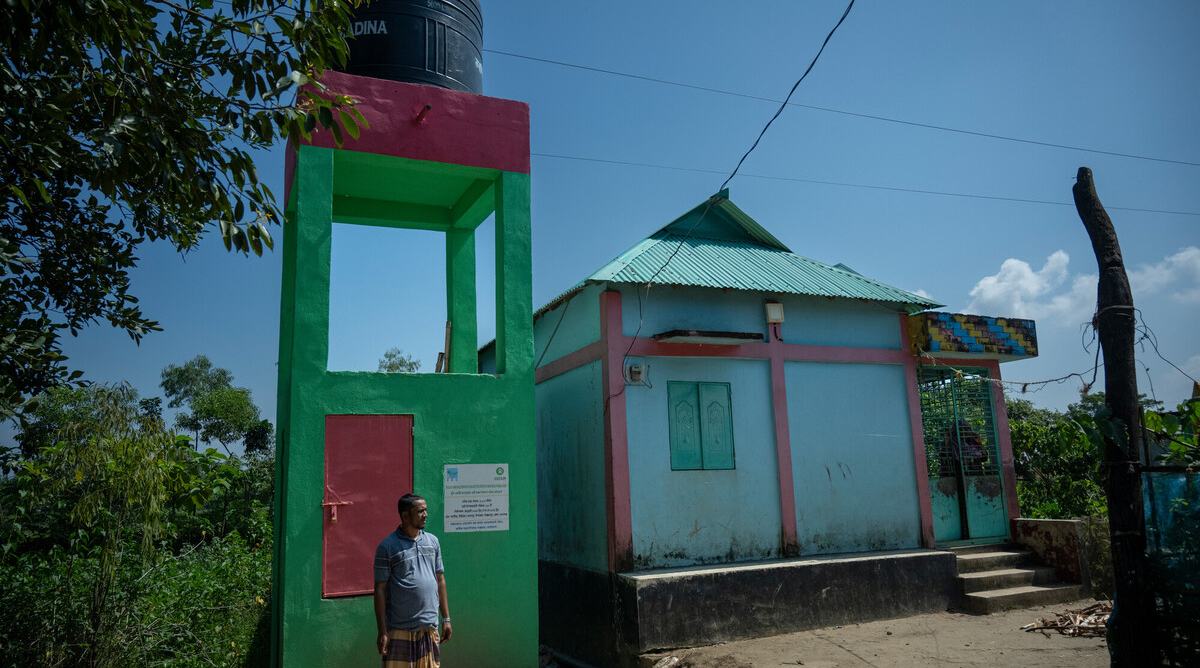 Solar-powered water tank in Bangladesh