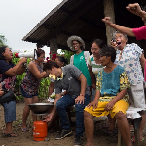 Members of the women’s group Abante Kababayen show their equipment provided by Oxfam’s local partner ‘CDP’ – the equipment helps families evacuate when cyclones threaten their communities.