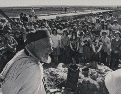 A black and white photo of school children visiting Oxfam's programmes in Algeria in 1959.