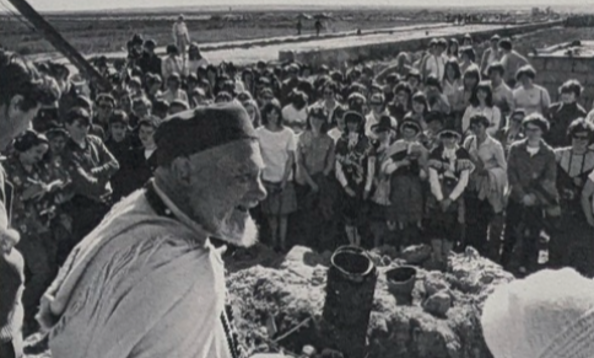 A black and white photo of school children visiting Oxfam's programmes in Algeria in 1959.