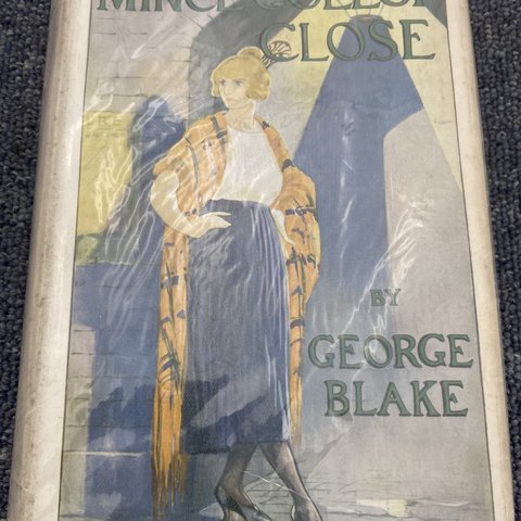 Cover of Mince Collop Close. Lady in old fashioned clothes standing at the entrance to a close.