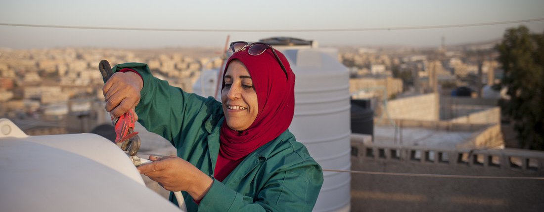 Oxfam is supporting Mariam to train other women in Jordan to become plumbers.