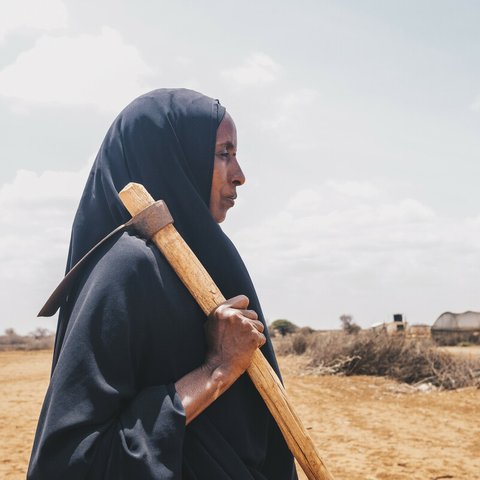 Diyaara stands in the farm that she used to provide food for her family. Photo: Khadija Farah/Oxfam